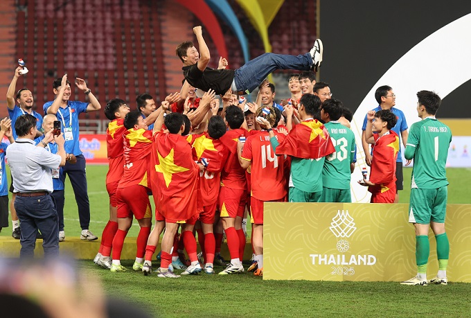 Khán giả đang chờ niềm vui chiến thắng từ thầy trò ông Kim Sang Sik. Ảnh: Đức Cường 