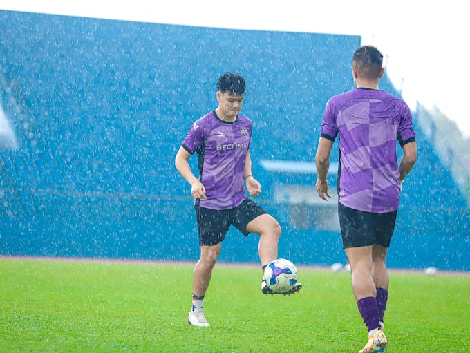 Tấn Tài trong một buổi tập cùng đội bóng đất Thủ. Ảnh: CTV