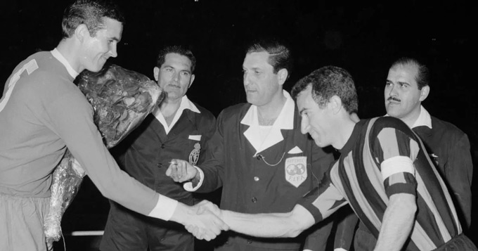 Đội trưởng Inter Milan, Armando Picchi, bắt tay với đội trưởng Liverpool, Ron Yeats, trước trận bán kết lượt về Cúp C1 châu Âu tại sânSan Siro vào tháng 5/1965