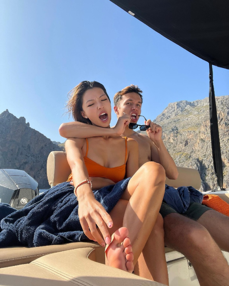 Muni He hạnh phúc bên Alexander Albon 