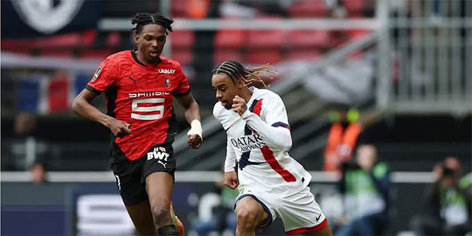 Jeremy Jacquet (áo đỏ) lọt vào tầm ngắm của MU