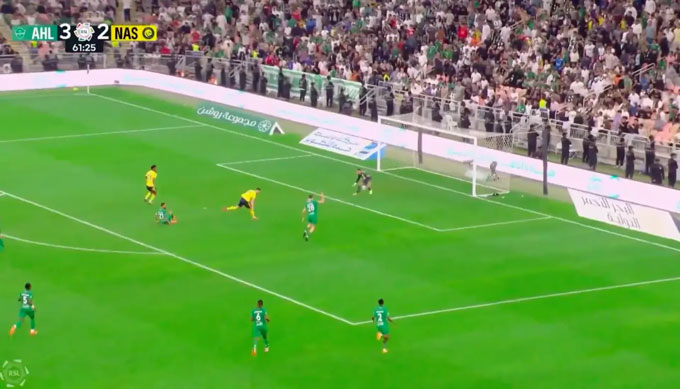 Nhưng Ronaldo lại xử lý bóng một cách vụng về