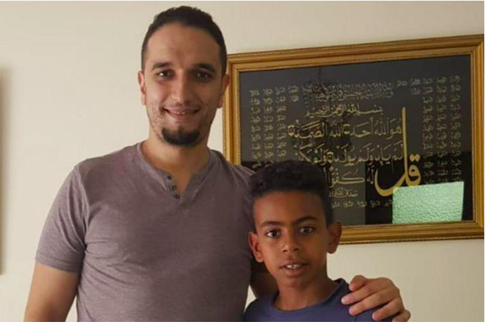 Chuyên gia tuyển trạch Rabie Takassa của FRMF chụp ảnh cùng Yamal năm 2019.