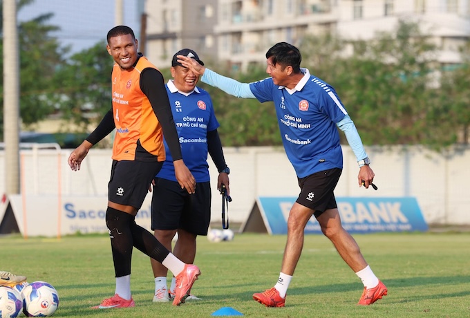 HLV Lê Huỳnh Đức huấn luyện ngoại binh trong một buổi tập - Ảnh: Đình Viên