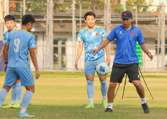 HLV Kim Sang Sik sẽ phải tìm ra chiến thuật phù hợp khi đối đầu với các đối thủ rất mạnh