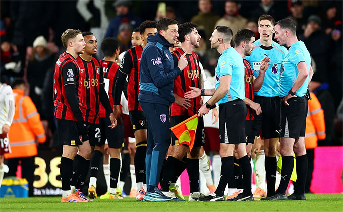 Các cầu thủ Bournemouth phản ứng gay gắt với trọng tài sau trận đấu