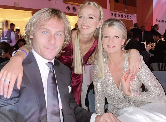 Ivana Nedved (giữa) là con gái của cựu danh thủ Pavel Nedved