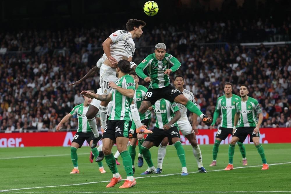 Gonzalo đón đường chuyền từ Rodrygo bên cánh trái, đánh đầu về phía góc xa rất hiểm hóc để mở tỉ số