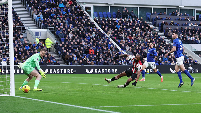 Igor Thiago chấm dứt chuỗi 6 trận tịt ngòi tại Ngoại hạng Anh...