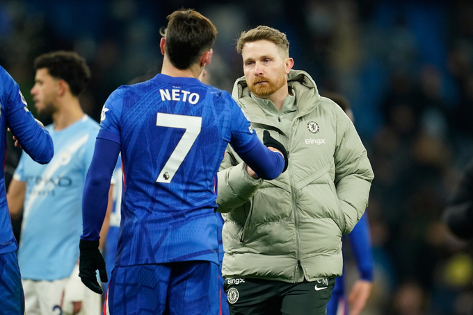 Dẫn dắt Chelsea thi đấu trên sân của Man City là HLV vô danh Calum McFarlane