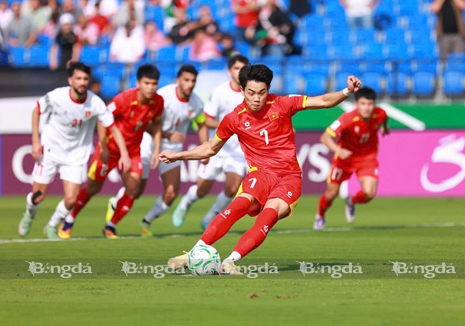 Đình Bắc sút 11m, mở đầu cho chiến thắng của U23 Việt Nam. Ảnh: Ted Trần 