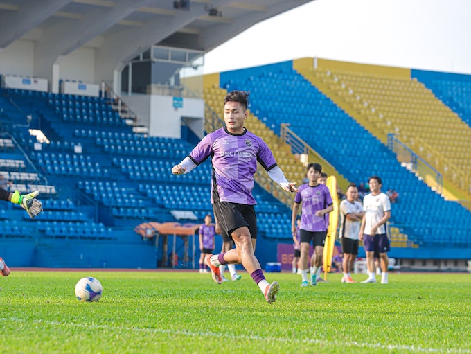 Becamex TP.HCM rèn những chân sút của họ. Ảnh: FBNV