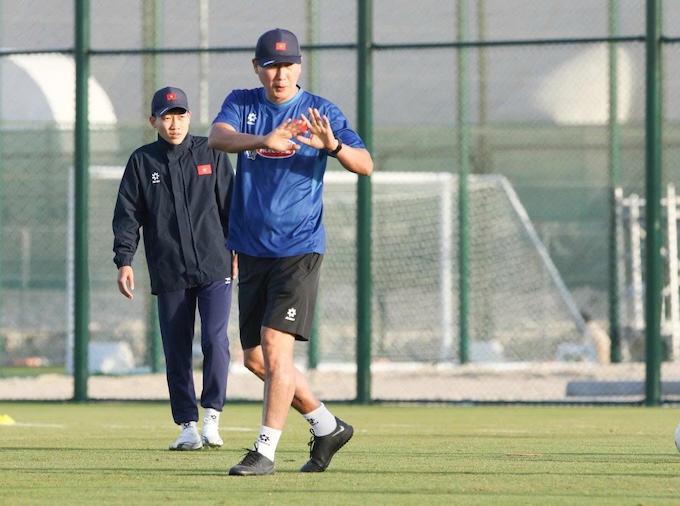 HLV Kim Sang Sik đang chỉ đạo các học trò. Ảnh: Nhật Đoàn