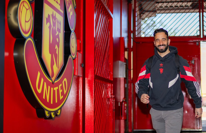 Amorim được trông thấy tươi cười khi rời MU