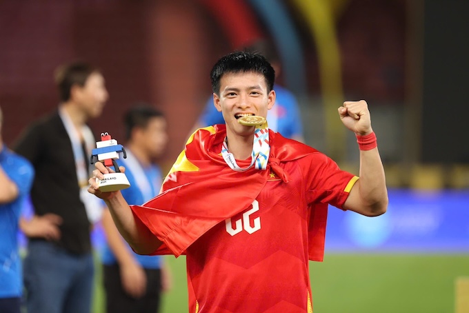 Thanh Nhàn giành chiếc HCV môn bóng đá nam ở SEA Games 33. Ảnh: Đức Cường