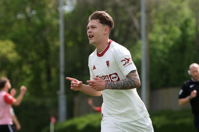 Mather trong màu áo đội trẻ MU