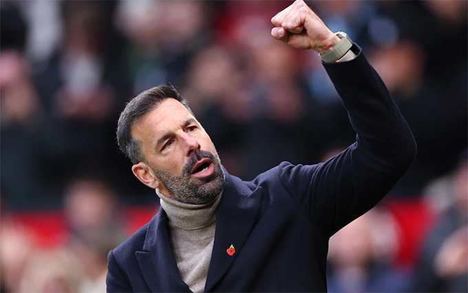 Van Nistelrooy sẽ trở lại MU?