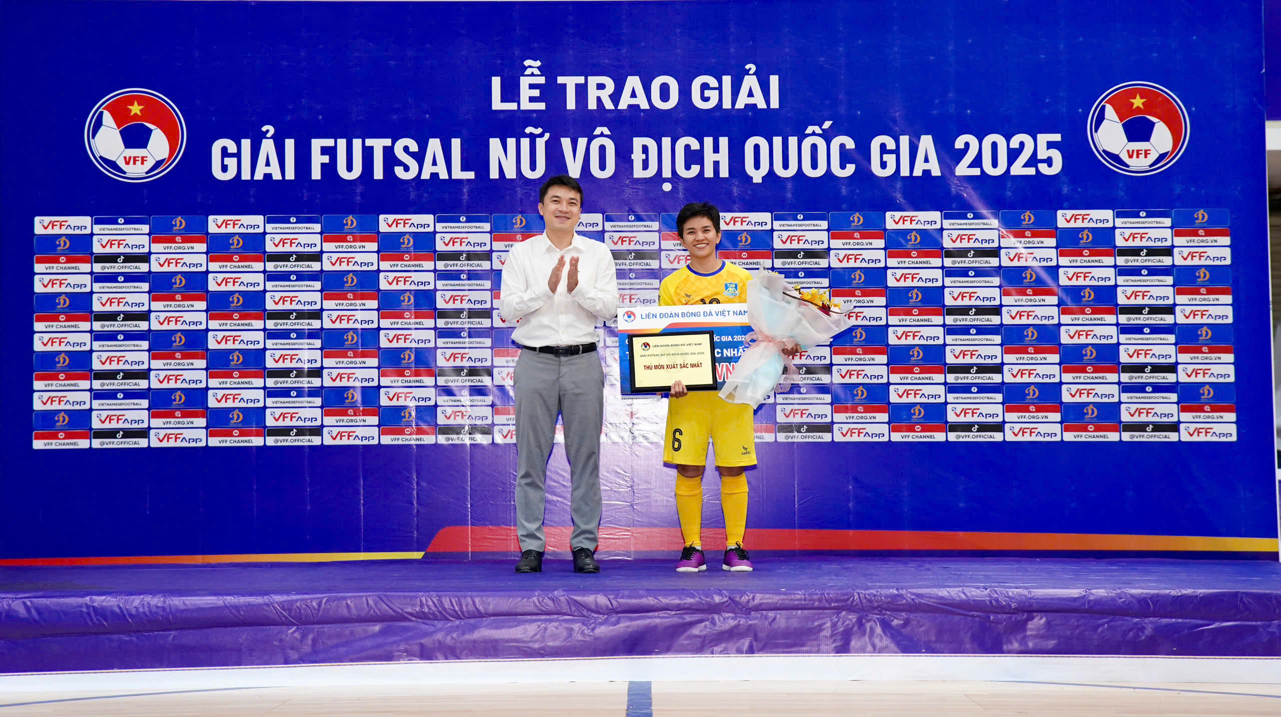 Ông Trần Quốc Khánh – Giám đốc Công ty CP Thể thao TP.HCM trao thưởng cho Thủ môn xuất sắc nhất giải: Ngô Nguyễn Thùy Linh (16, Thái Sơn Nam TP.HCM)