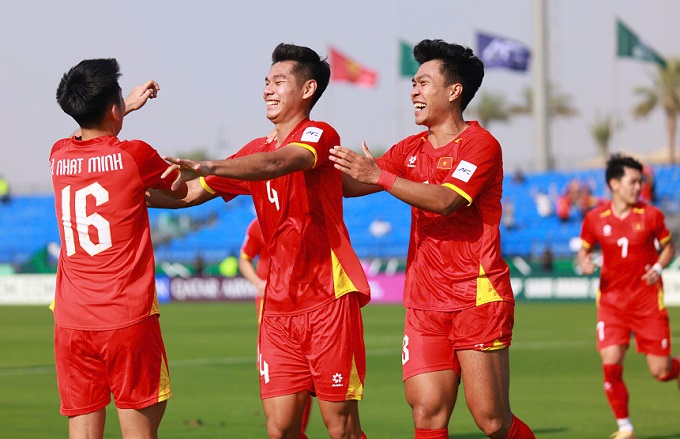 Bộ ba trung vệ của U23 Việt Nam chia vui sau bàn thắng của Hiểu Minh. Ảnh: Ted Trần 