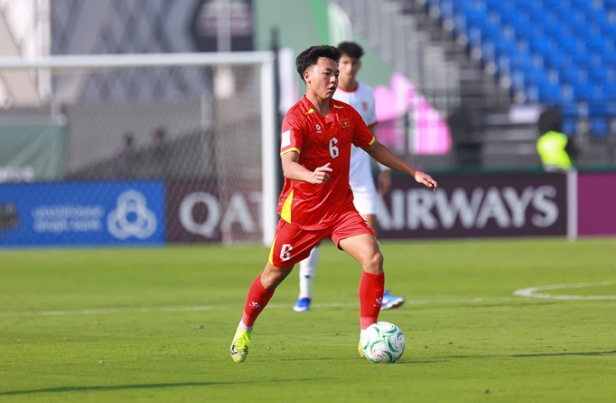 Tiền vệ Thái Sơn hỗ trợ phòng ngự rất hiệu quả. Ảnh: Ted  Trần 