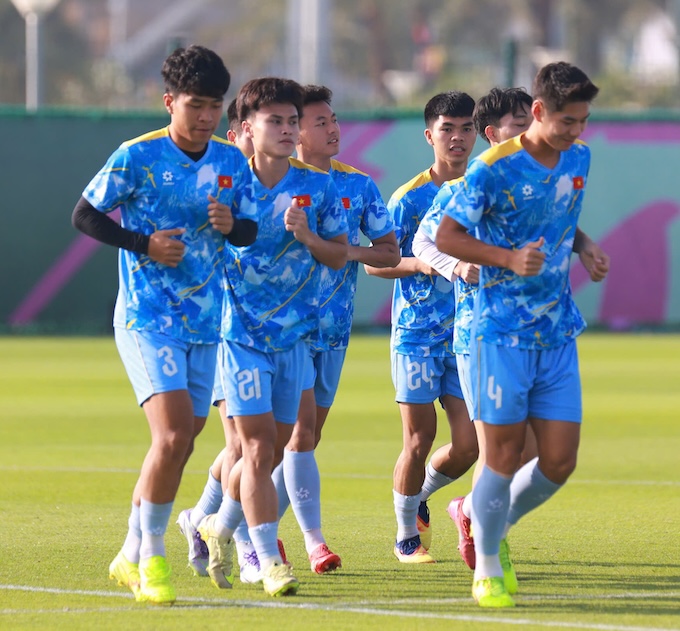 Sau trận thắng, các tuyển thủ trẻ Việt Nam đã quay lại tập luyện bình thường - Ảnh: Ted Trần