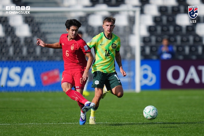 Màn so kè quyết liệt của cầu thủ hai đội 