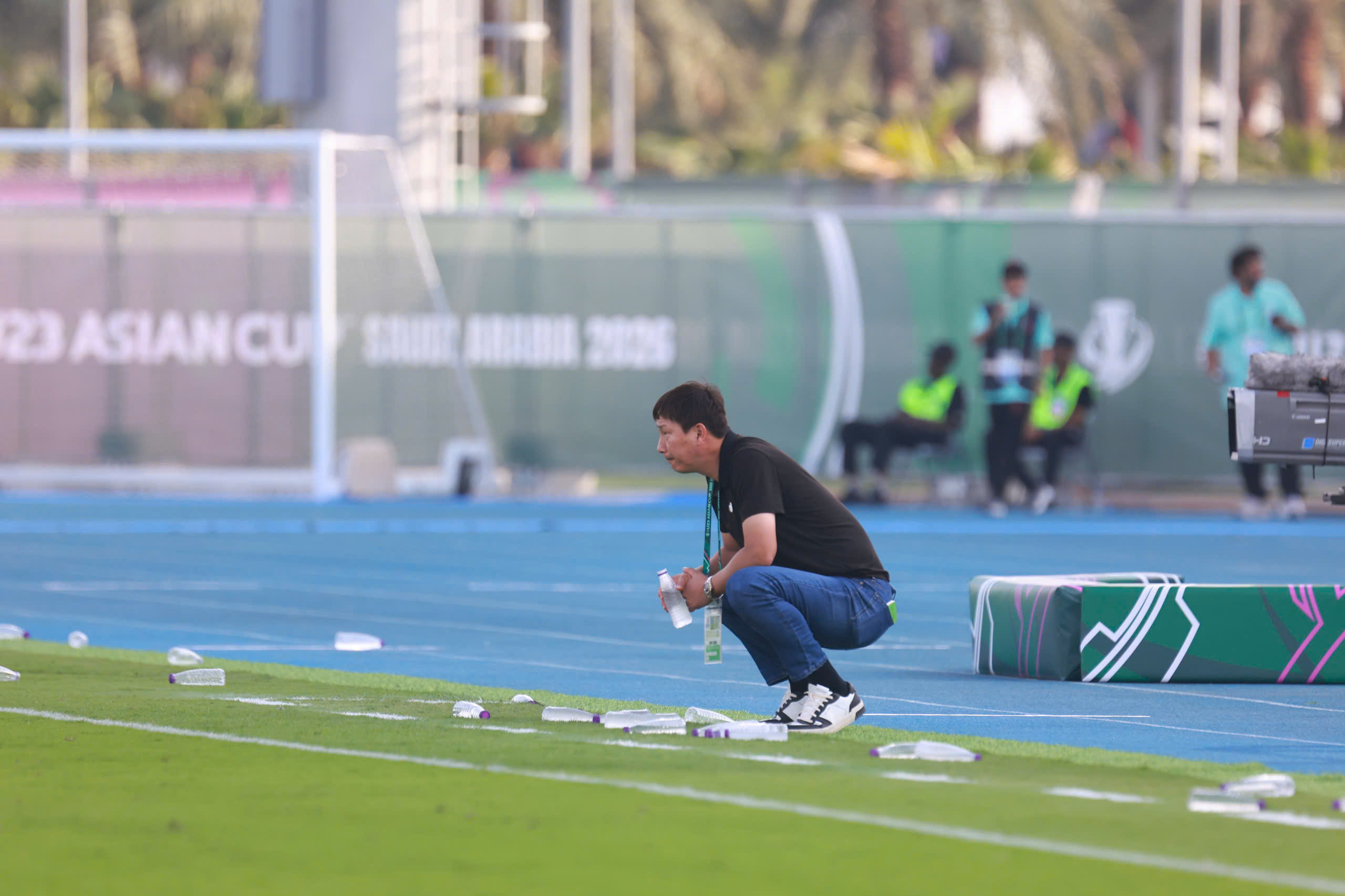 HLV Kim mặc chiếc áo đen may mắn trong trận thắng U23 Jordan - Ảnh: Ted Trần TV 