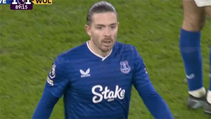 Grealish nhận thẻ đỏ mà không hề... phạm lỗi