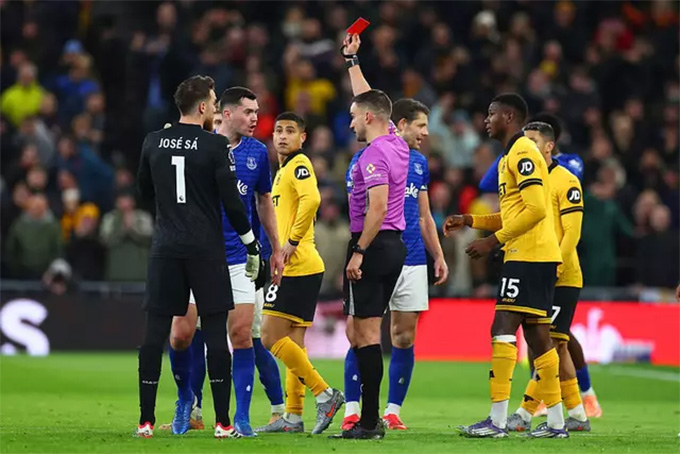 Keane phải nghỉ thi đấu tới 3 trận