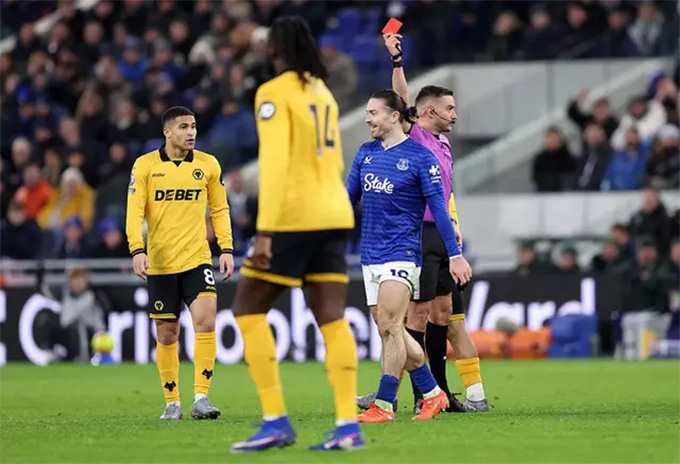 Anh nhận thẻ vàng đầu tiên vì phản ứng với chiếc thẻ đỏ của đồng đội, còn thẻ vàng thứ hai do vỗ tay chế giễu trọng tài