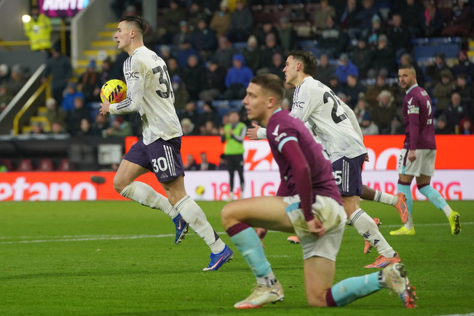 Benjamin Sesko cầm bóng chạy khắp sân ăn mừng sau khi ghi bàn vào lưới của Burnley