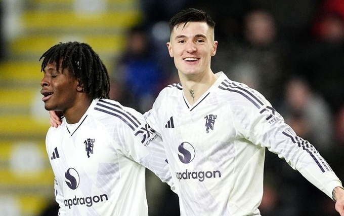 Gương mặt lộ rõ vẻ hân hoan của Sesko (phải)