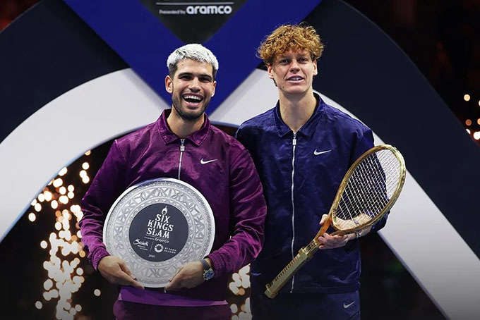 Alcaraz (bên trái) và Sinner sẽ đánh giao hữu ở Hàn Quốc