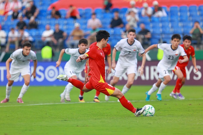 Văn Khang mở tỷ số cho U23 Việt Nam trên chấm 11m