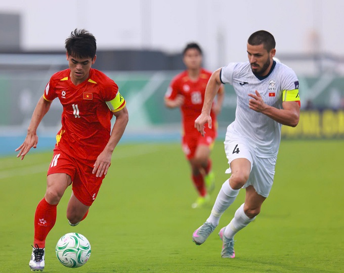 Văn Khang rời sân. Ảnh: Ted Trần 