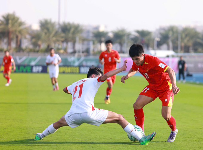 Những pha đi bóng và những đường chuyển của Phi Hoàng có thể mang đến sự nguy hiểm - Ảnh: Nam Nghĩa