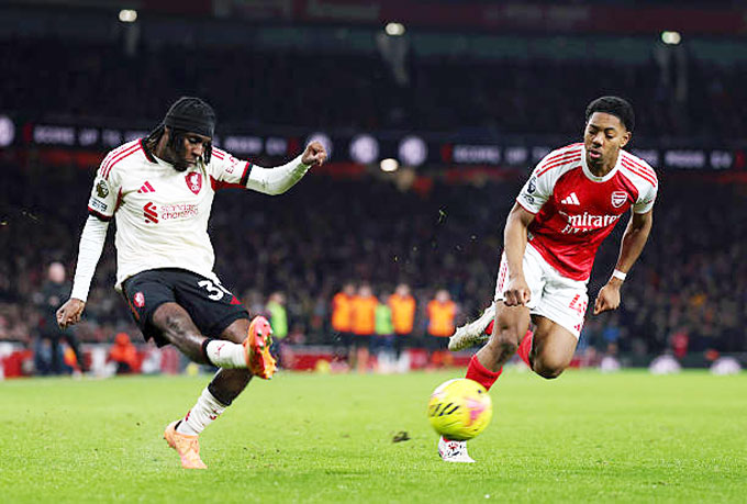 Frimpong được bố trí thi đấu như một tiền đạo cánh và thường xuyên dâng cao tấn công tạt bóng vào trong