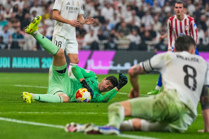 Thủ môn Thibaut Courtois nhiều phen phải trổ tài cản phá để cứu nguy cho Real Madrid