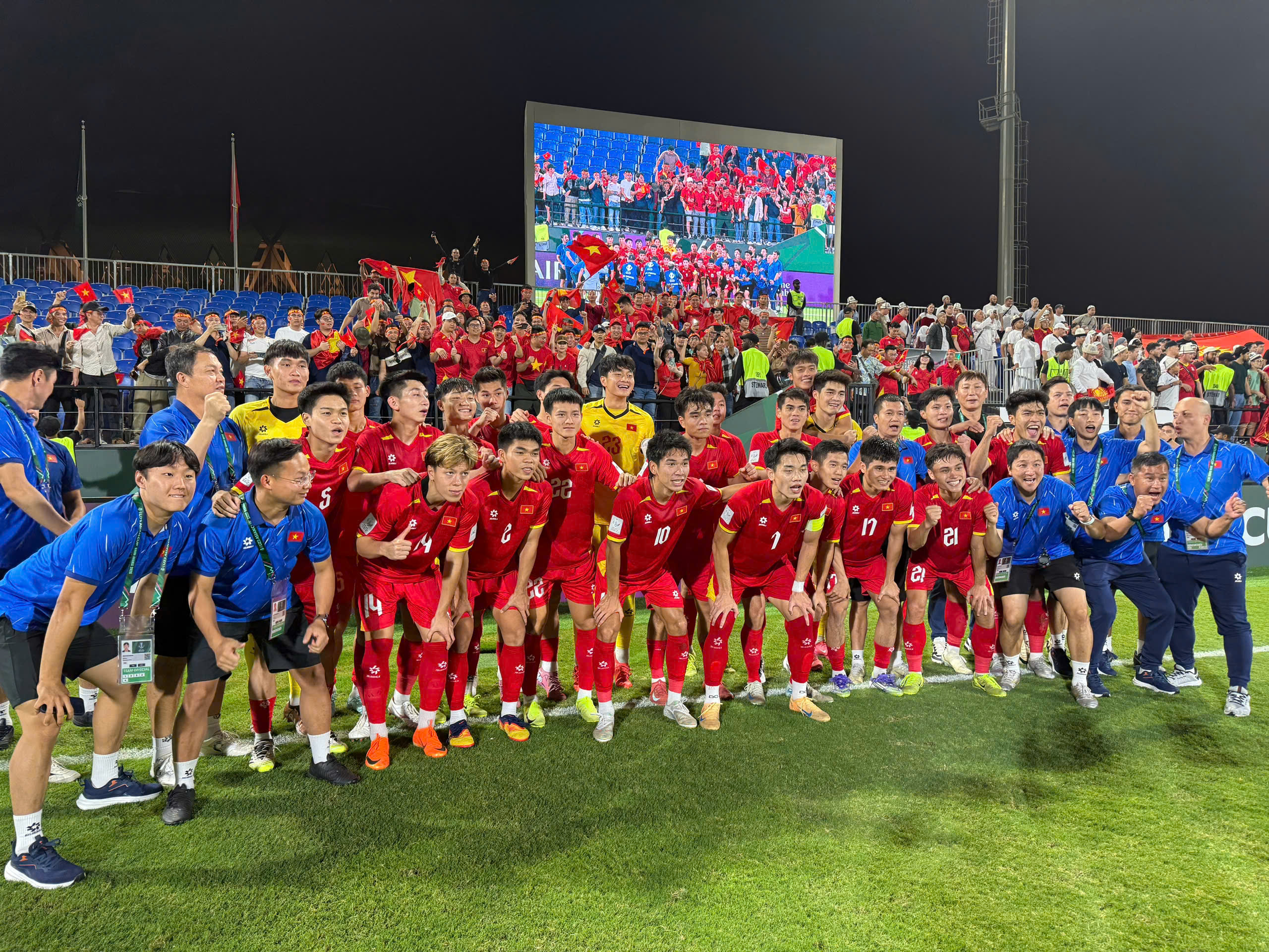 Chiến thắng 2-1 giúp U23 Việt Nam vẫn giữ vững ngôi đầu bảng A với 6 điể, qua đó tiến gần hơn với tấm vé vào tứ kết U23 châu Á 2026