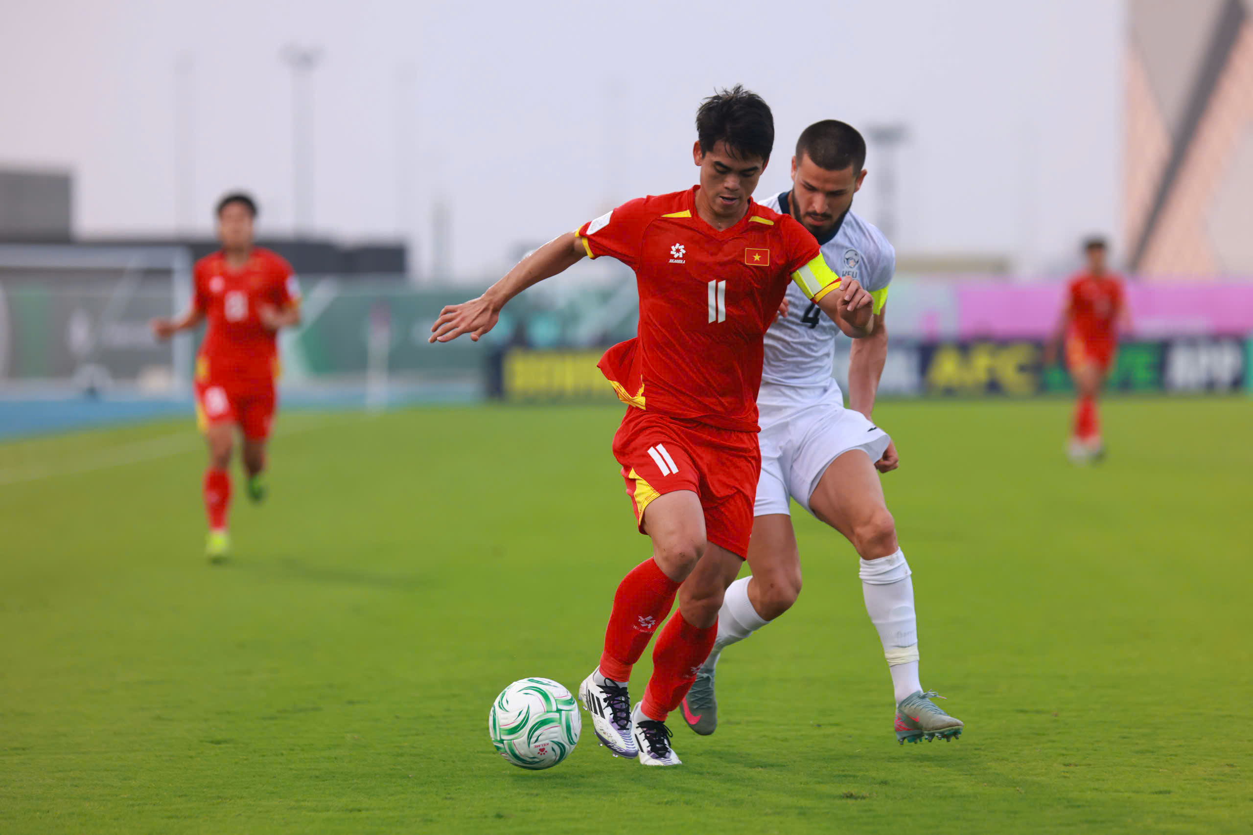 U23 Việt Nam khởi đầu trận khá khó khăn khi liên tục phải đối mặt những pha hãm thành bên phía đại diện Trung Á