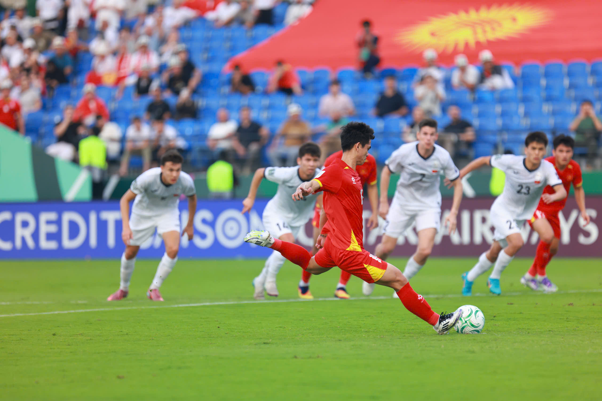 Trong một pha hãm thành ở phút 19, Lê Phát bị bị Mirzalim phạm lỗi trong vòng cấm, trọng tài cho U23 Việt Nam hưởng quả phạt đền. Văn Khang không bỏ lỡ cơ hội để ghi bàn cho đội nhà ở chấm 11m (Ảnh: Đức Cường)