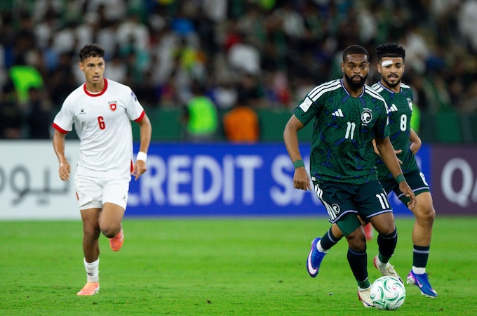 Pha tranh tài của cầu thủ hai đội