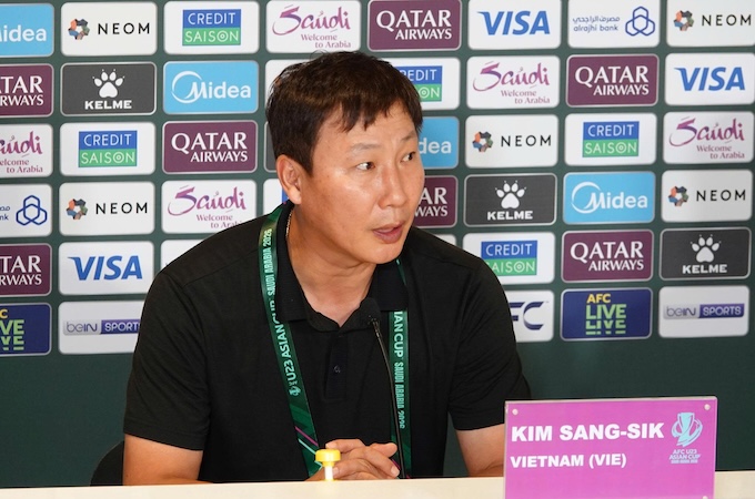 HLV Kim Sang Sik trong phòng họp báo - Ảnh: Ted Trần