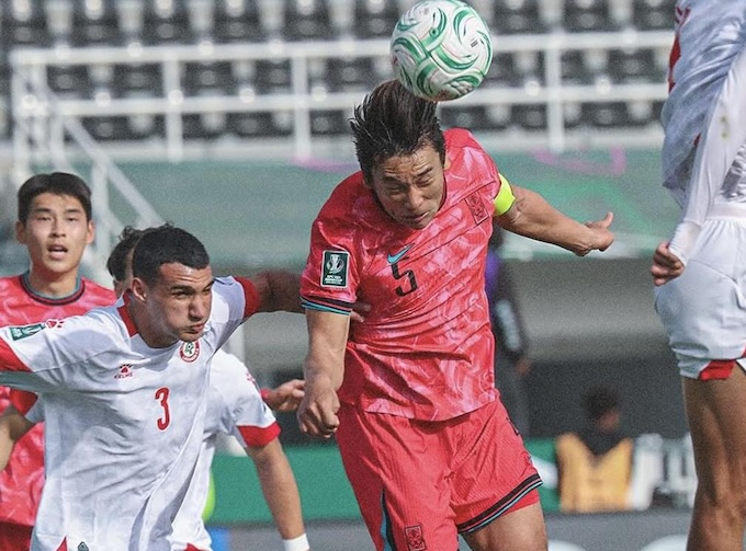 Pha không chiến của cầu thủ hai đội