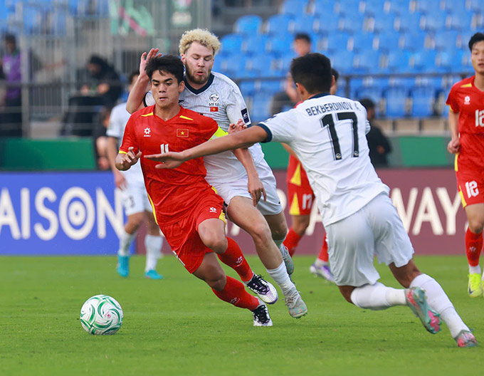 U23 Kyrgyzstan cần thắng U23 Jordan như điều kiện cần để lách qua khe cửa hẹp - Ảnh: Ted Trần TV 