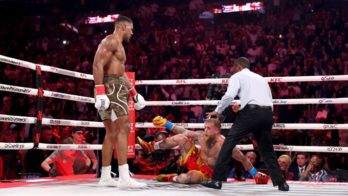 Jake Paul gục ngã sau những cú đấm liên tiếp của Anthony Joshua