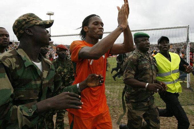 Drogba không ngại hòa mình vào binh lính của cả 2 phe để kêu gọi chấm dứt chiến tranh