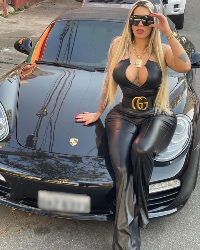 Juju Ferrari đầy bốc lửa