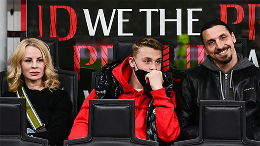 Ibra con cùng cha theo dõi trận đấu của Milan