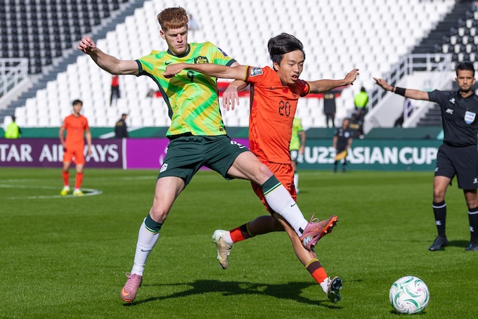 Pha tranh bóng quyết liệt của cầu thủ hai đội 